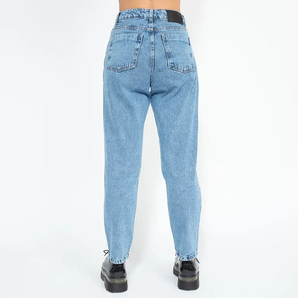 Miniatura: CALÇA MOM LAVAGEM CLARA COM PENCE E FRISO LADY ROCK