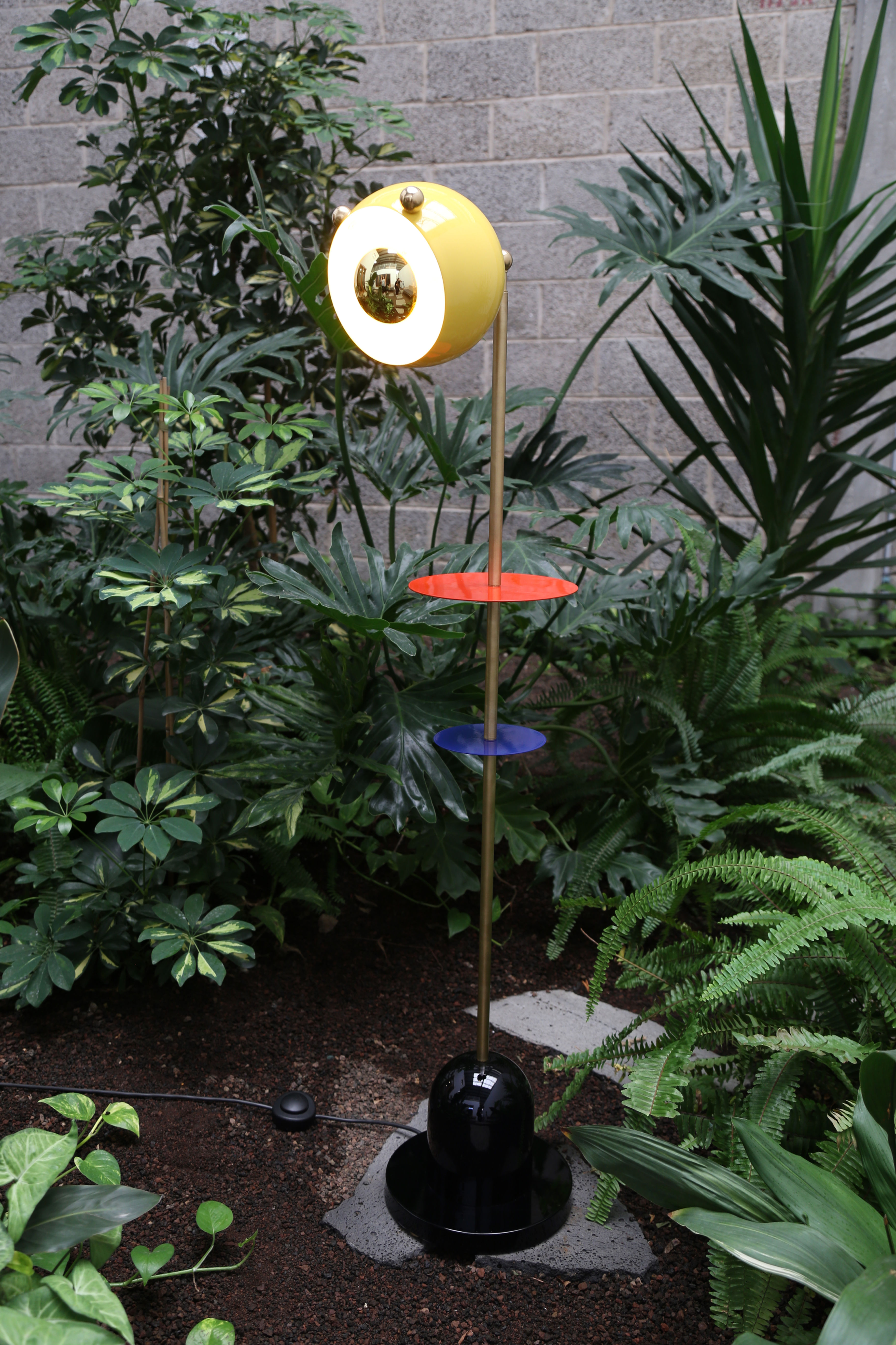 האחות הגדולה מנורת רצפה