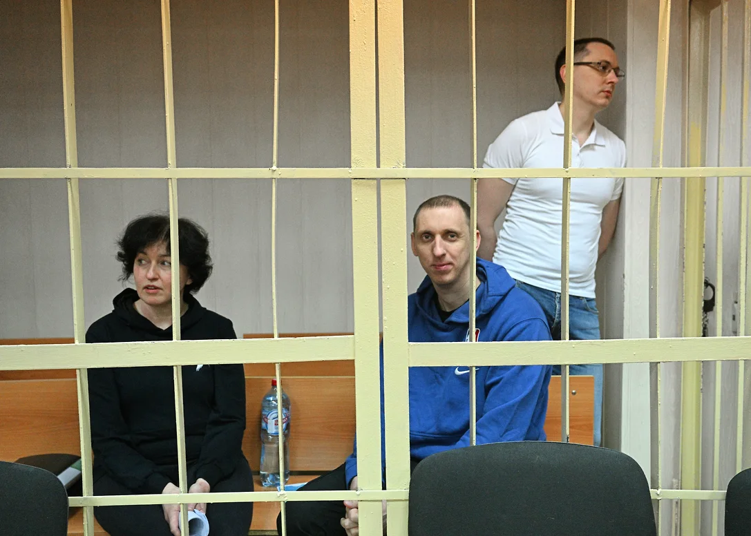 Stanislav Matyukhin (center), Alexey Golubev (right) and Evgenia Rossieva (left) will begin the trial in their case under arrest Photo: Gleb Shchelkunov, Kommersant | QBF & NOA CIRCLE SCAM EXPOSED