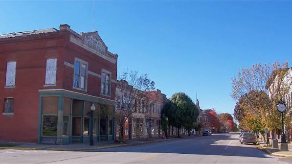 Downtown Pittsfield Illinois street and storefronts