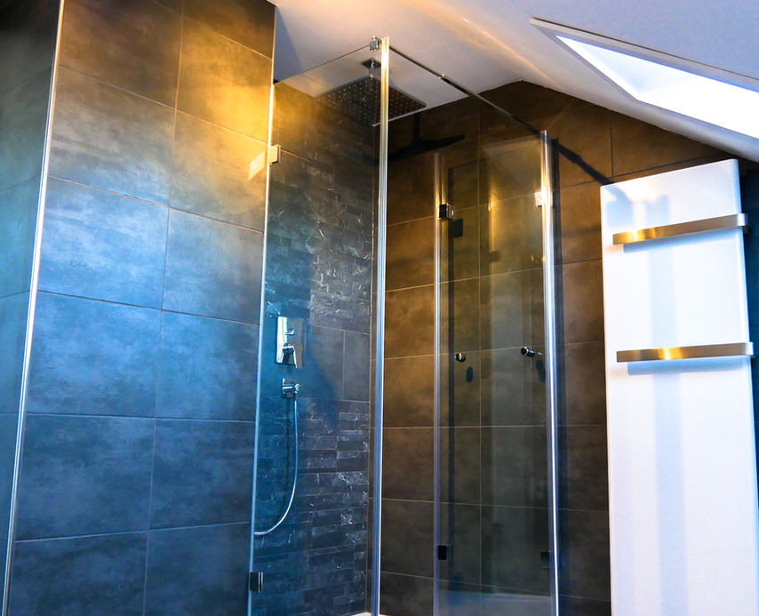 Hoch modernes Badezimmer mit Regendusche