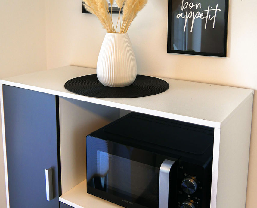 Küche mit Herd / Backofen / Kaffeemaschine / Spülmaschine / Mikrowelle und Toaster