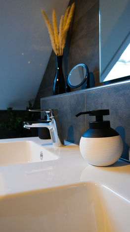 Hoch modernes Badezimmer