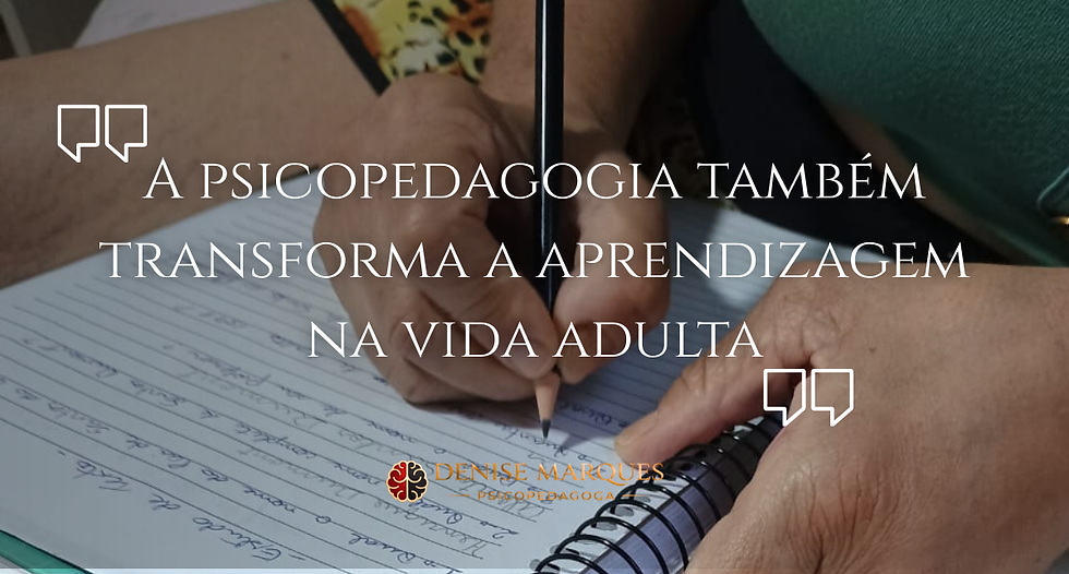 Adulto escrevendo num caderno com lápis