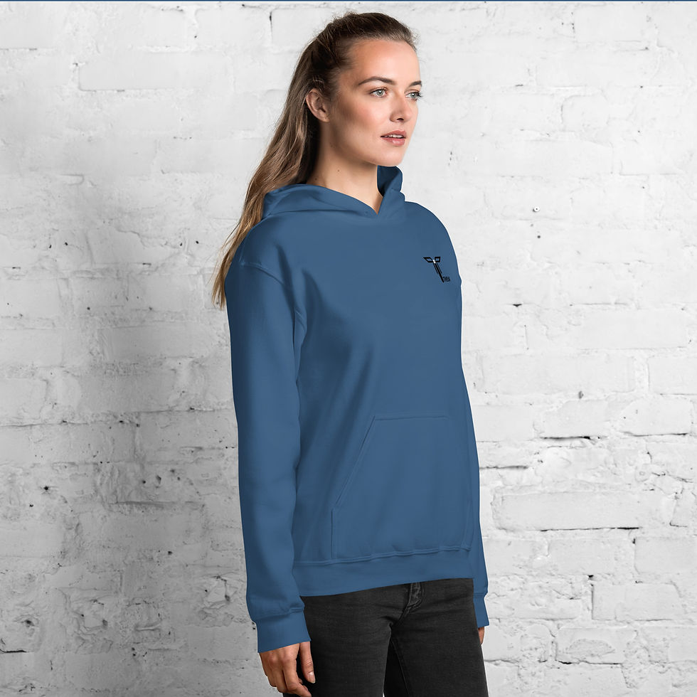 Miniature : Femme motarde posant avec sa moto, portant un t-shirt moderne et confortable. Découvrez nos vêtements moto pour femme, alliant style, qualité et praticité pour un look motarde unique
