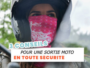 motarde qui roule en moto avec sécurité bien équipée