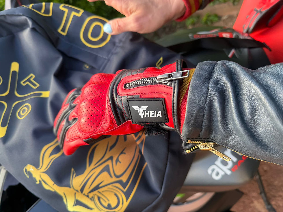 Vue en plongée d’un t-shirt Theia Moto plié sur une table en bois