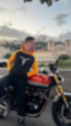 motard avec un sweat moto de la marque theia moto