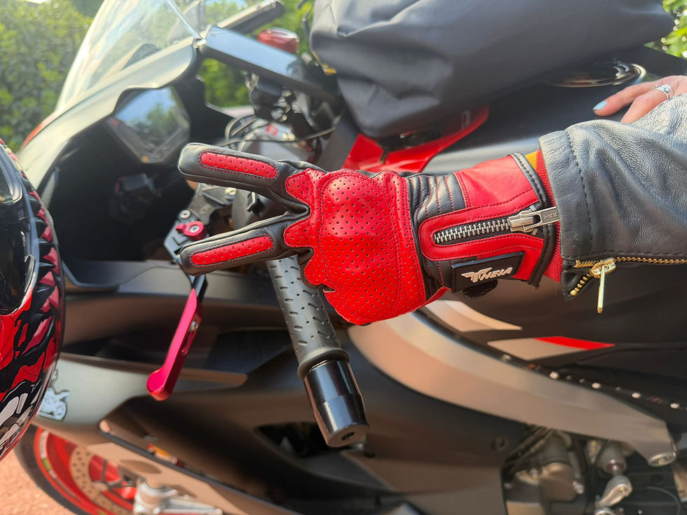motarde avec des gants theia moto