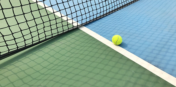 Ball på tennisbane