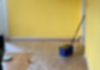 Wohnraum in der Wandfarbe Sonnengelb mit einladender Wirkung. Beachtung der geografischen Zimmerausrichtung beim Interior Design und Farbkonzept.