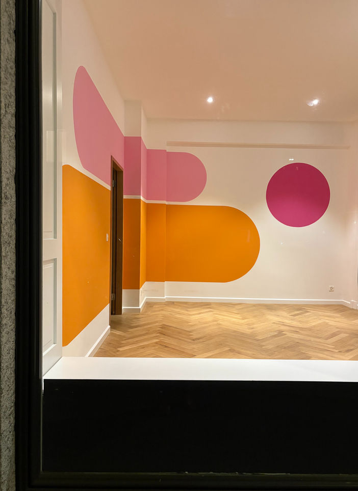 Farbkonzept und Interior Design mit Designermöbel von twentymodern. Kreisförmige und ovale Formen als Wandgestaltung.