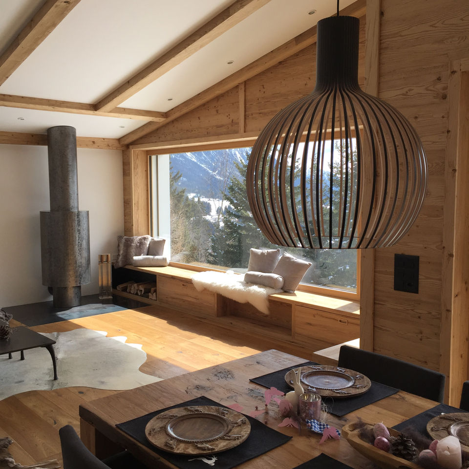 Rustikale Einrichtung und Farbberatung für ein Chalet in Valbella. Warme Naturtöne und -Materialien unterstreichen das natürliche Ambiente und kreieren eine Wohlfühloase inmitten der Berglandschaft.