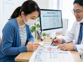 健康診断の血液検査結果票とLDLコレステロール・中性脂肪の数値をチェックする様子