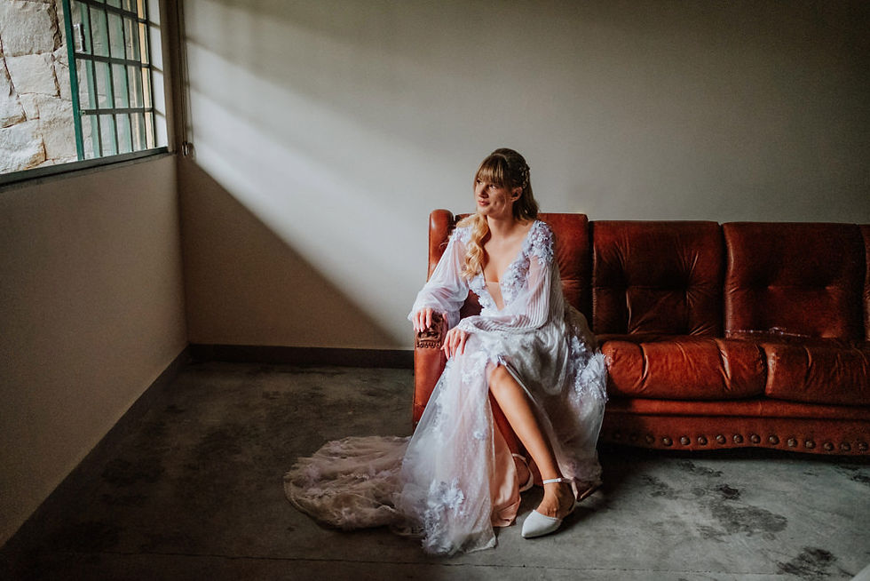 noiva olha pela janela foto de casamento