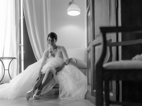 bride preparation black and white elegant wedding Italy photographer