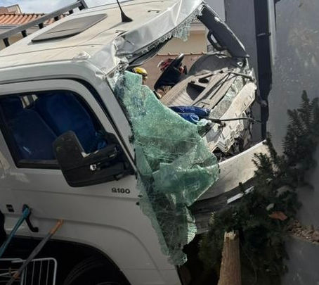 Caminhão desgovernado atinge carro e duas residências em Guaxupé