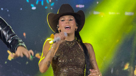 Ana Castela arrasta multidão e emociona o público na abertura do Ribeirão Rodeio Music