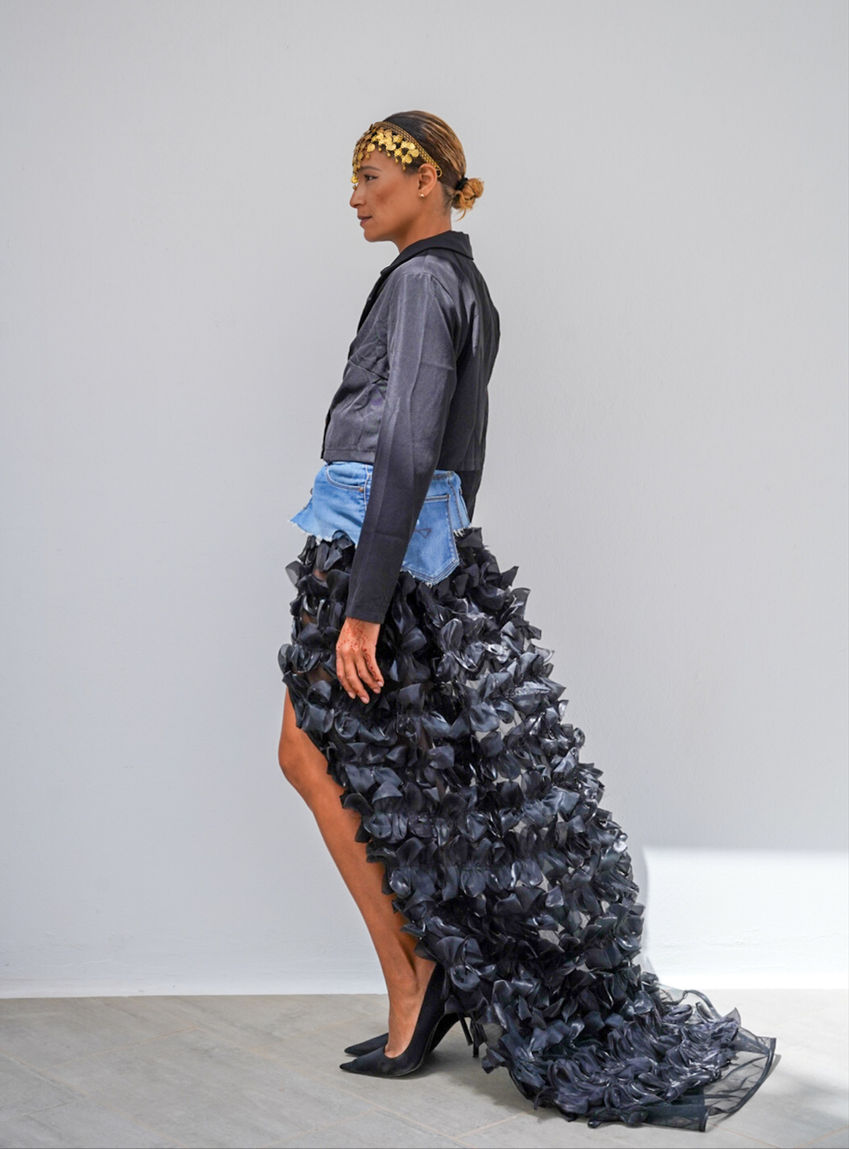 Jupe noire upcyclée en jean artisanale Glamour – coupe féminine et audacieuse