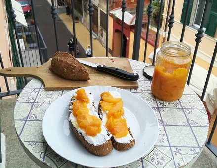 Pane ricotta e pesche