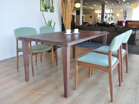 天厚33ミリ天板に、角テーパー4本脚自然耳付きテーブル〈ウォールナット無垢テーブル〉 GENTEⅡ（ジェンテⅡ）をご紹介します♪