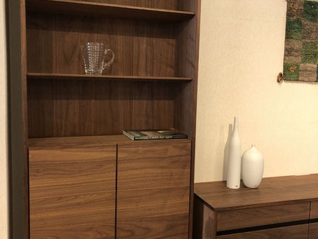 上質な天然木、扉付きの〈ウォールナット無垢シェルフ〉ALFREDA（アルフレーダ）　をご紹介します♪