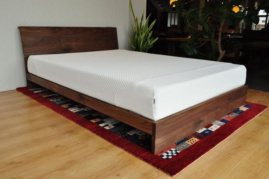 ウォールナット無垢ベッド