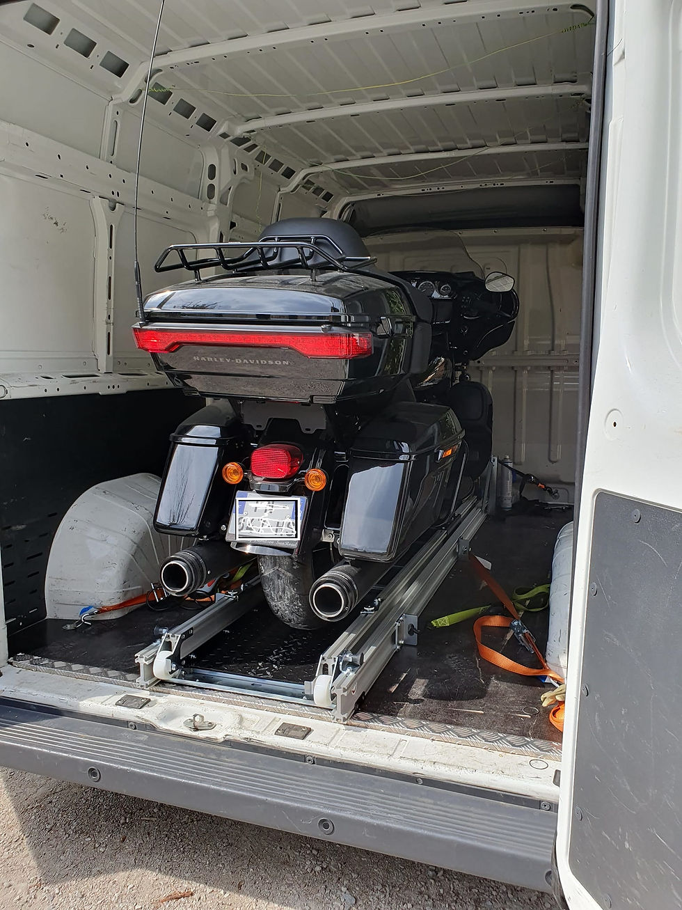 chargement d'une Harely-Davidson dans une camionnette