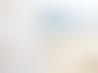 Eine Türe öffnet sich als Sinnbild für neue Perspektiven die entstehen, wenn alte Identifikationen gehen