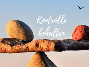 Steine werden in Balance gehalten als Sinnbild für Kontrolle