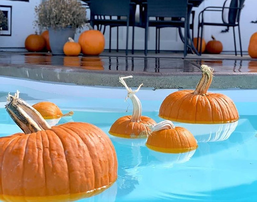 Pumpkin-decoration-for-Halloween-pool-party.jpg