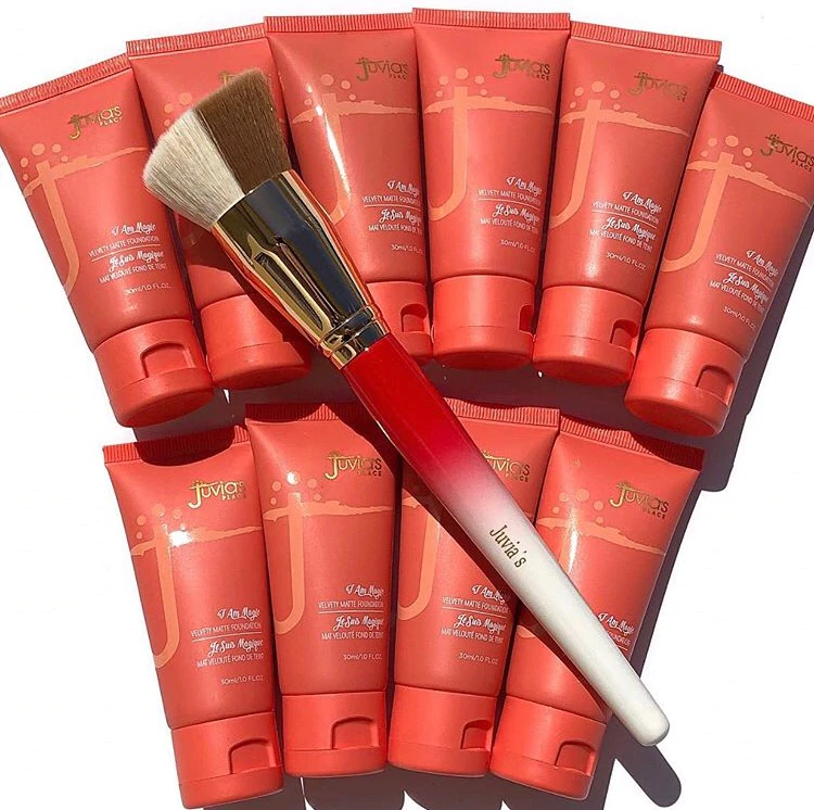 Pinceau et tubes de crème pour le visage