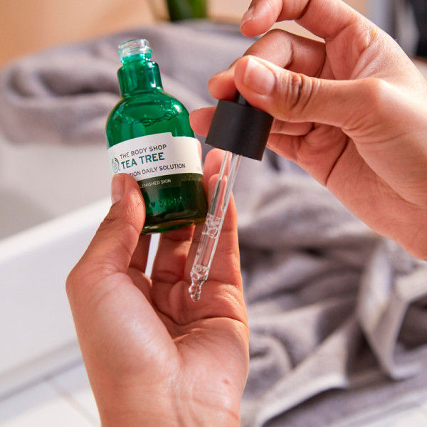 Miniature : Mains utilisant une pipette pour prélever du sérum