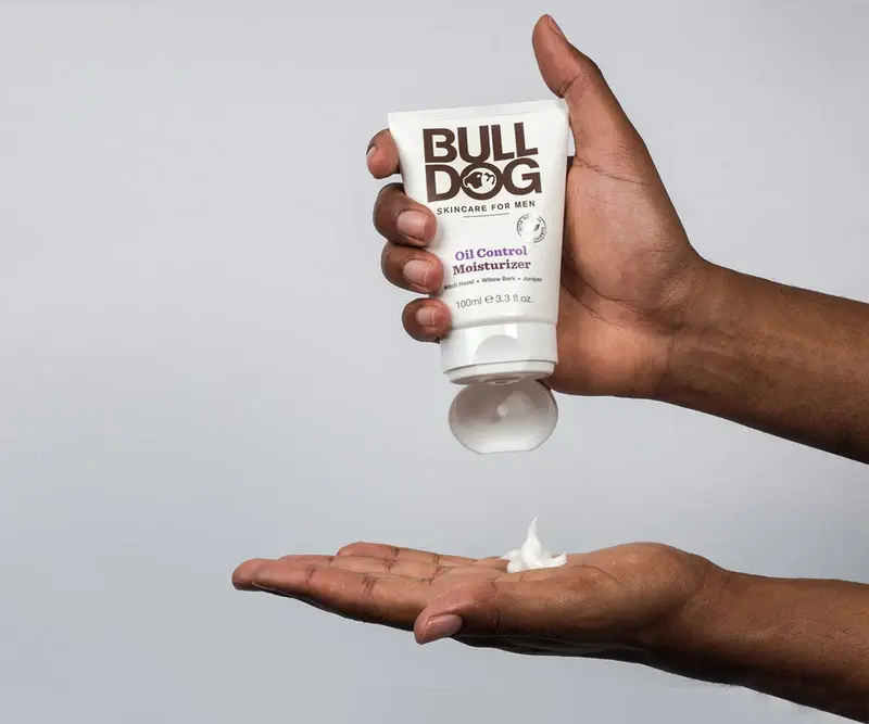 Main, appliquant crème BULLDOG ORIGINAL SOOTHING.