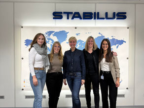 Die vier Organisatorinnen und ich vor der STABILUS Weltkarte