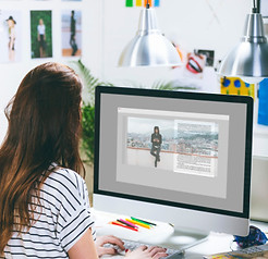 Frau benutzt Computer