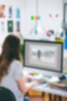 L´ergonomia visual estudia la manera de trobar més comoditat i eficàcia en les condicions d'adaptació d´un lloc de treball, vehicle, ... amb la persona