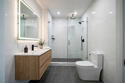 baño moderno y espaciado