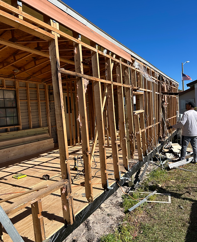 Reparación estructural del armazón de madera de una casa móvil.