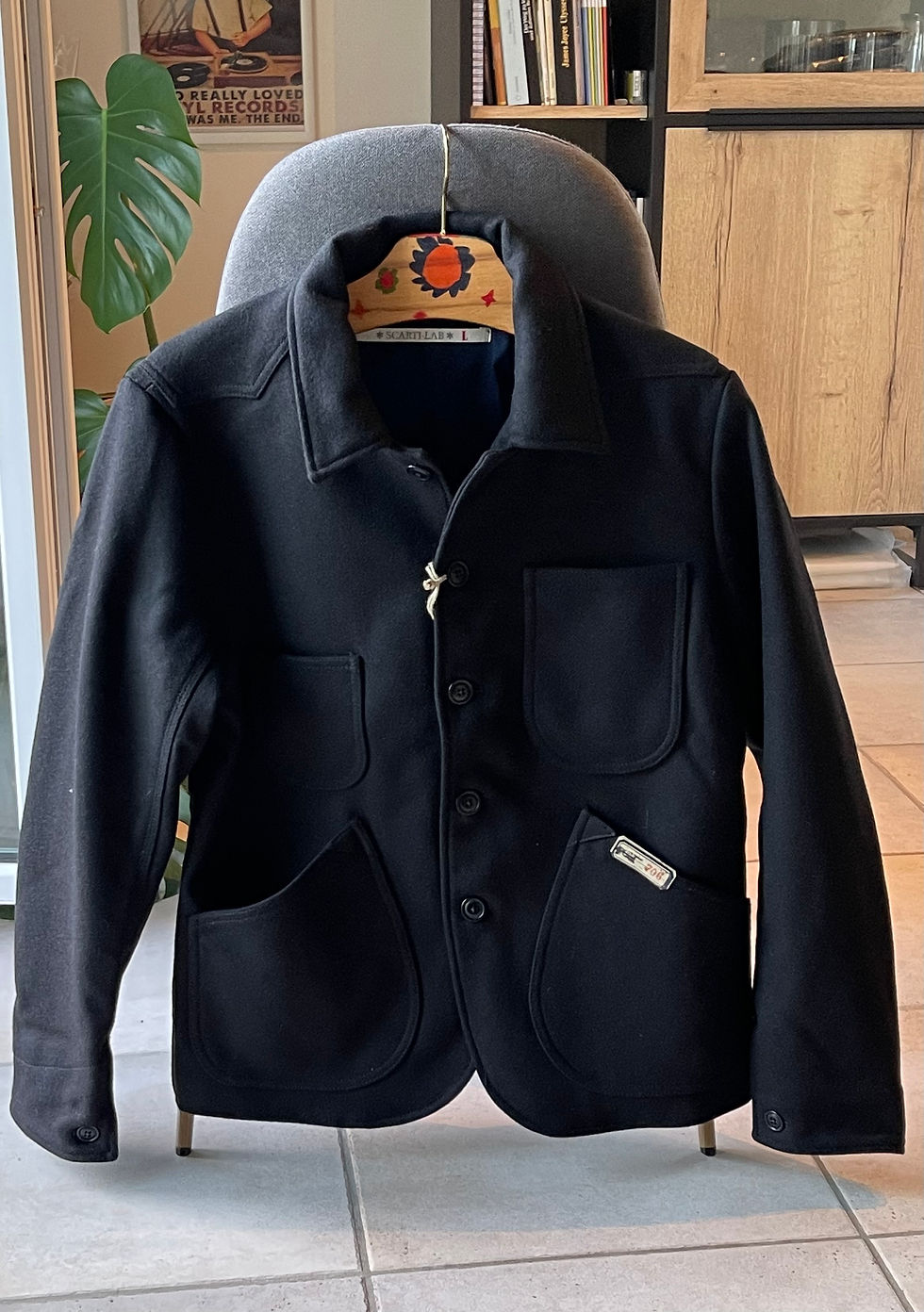 Wolljacke schwarz von vorne mit 4 aufgesetzten Taschen