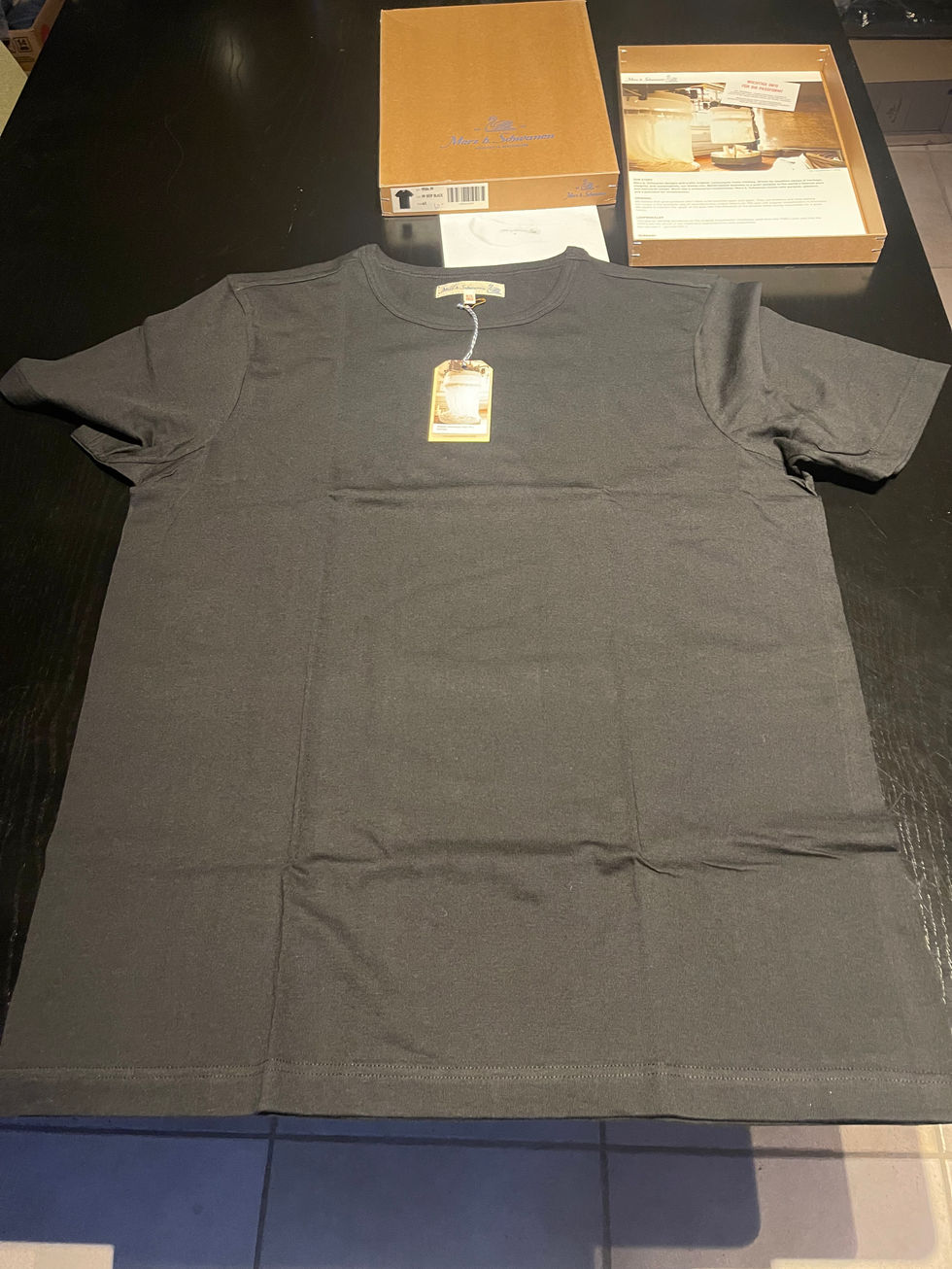 Loopwheel T- Shirt 215 Schwarz von Merz b. Schwanen auf dem Tisch liegend