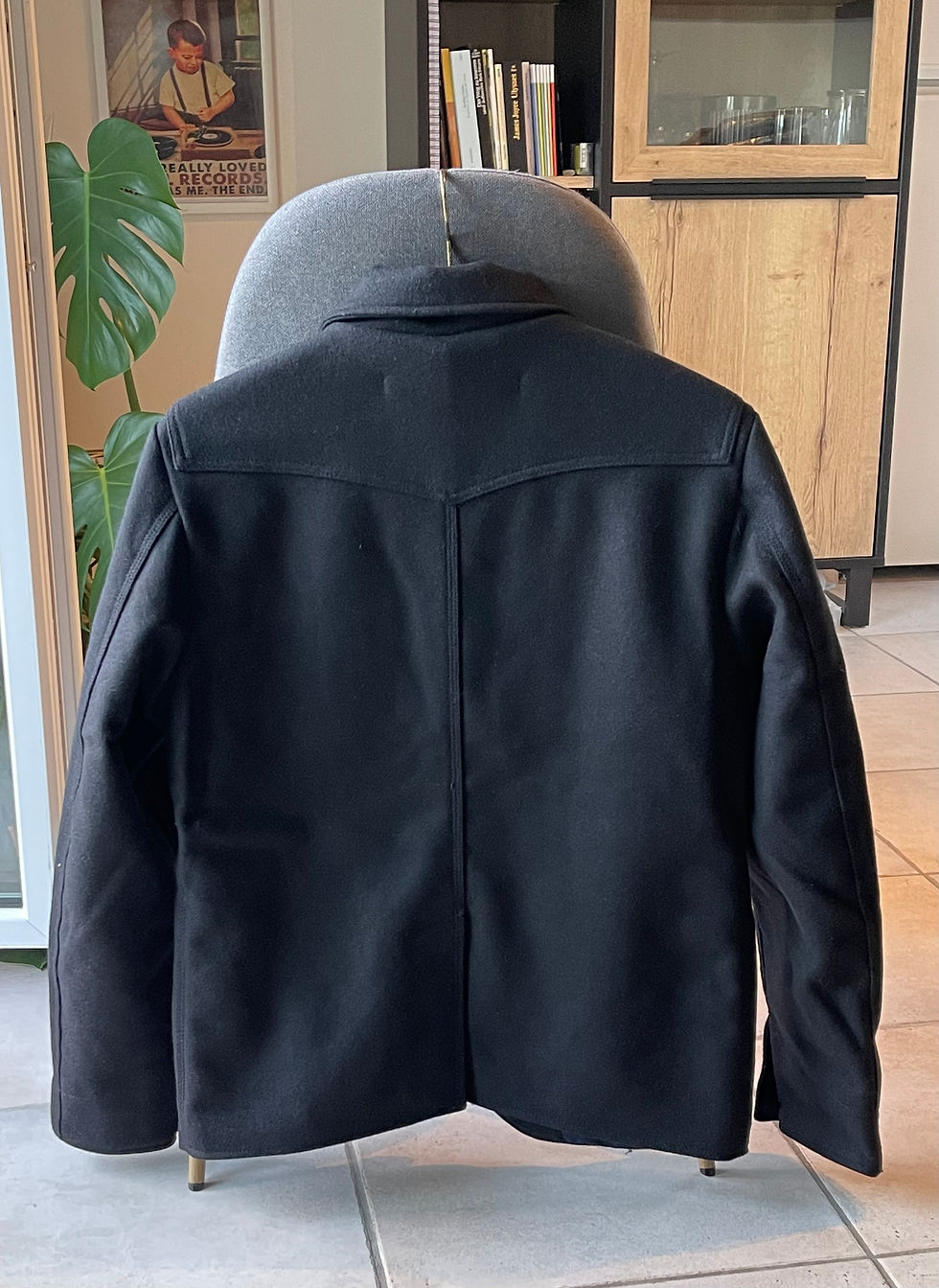 Wolljacke schwarz von hinten