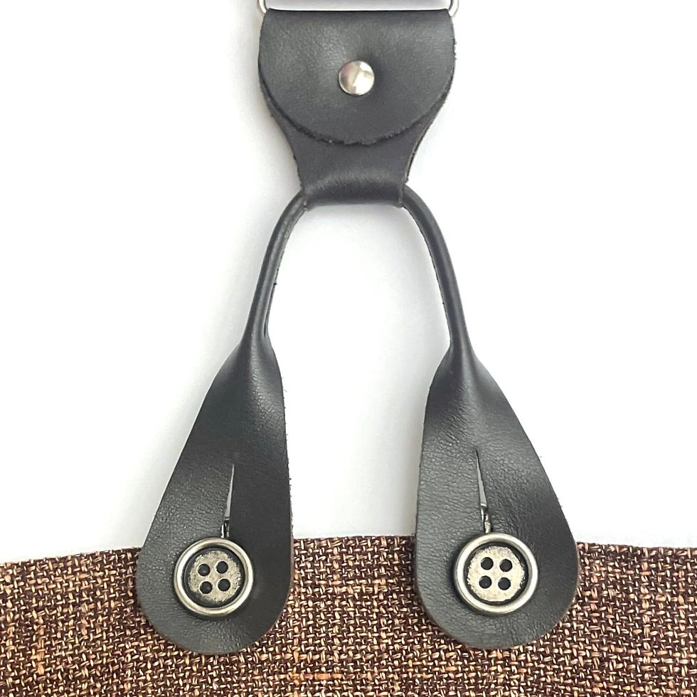 Lederlaschen der Hosenträger an den Knöpfen befestigt