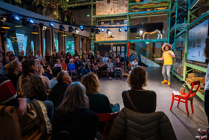 Auke-Florian in de Live Science zaal van Naturalis Biodiversity Center voor een voorbereidingsdag van de schelpenteldag