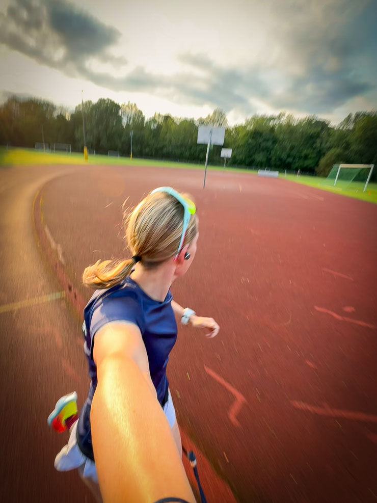 Als Läuferin, die regelmäßig Marathons läuft, finde ich es super, dass ich gezwungen werde, Alternativtraining in meine Routine zu integrieren.