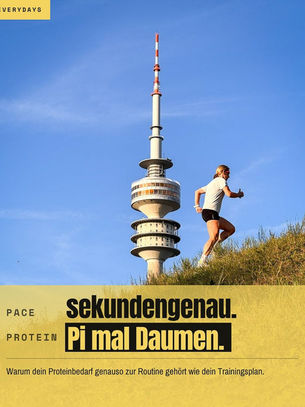 Läuferin läuft den Berg hoch, im Hintergrund der Olympiaturm im Olympiapark, München