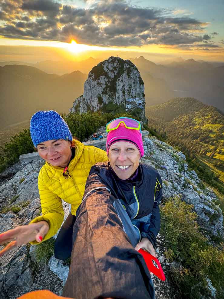 Sonnenaufgang am Roßstein - die Berge leuchten in einem goldenen Licht.