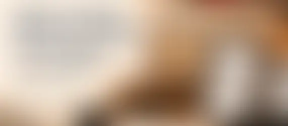 Bölüm bölüm roman yazma planı yapan yazarın takvim, defter ve bilgisayar ekranı