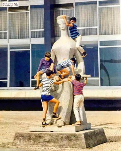 Crianças brincando na escultura "A Justiça", 1968, Supremo Tribunal Federal, Brasília, Distrito Federal, Brasil