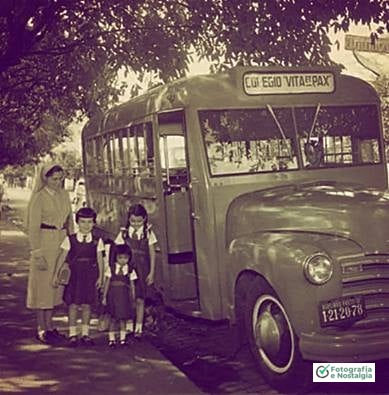 Ônibus e alunas do Colégio Vita et Pax, Ribeirão Preto, São Paulo, Brasil